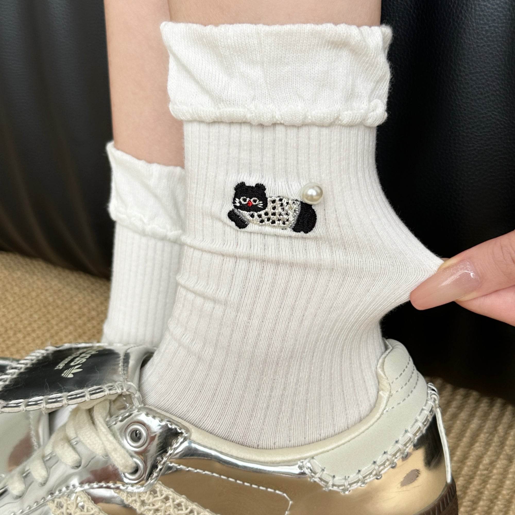 Women's Dainty Pearl Cat Ruffle Socks - Single Pair
